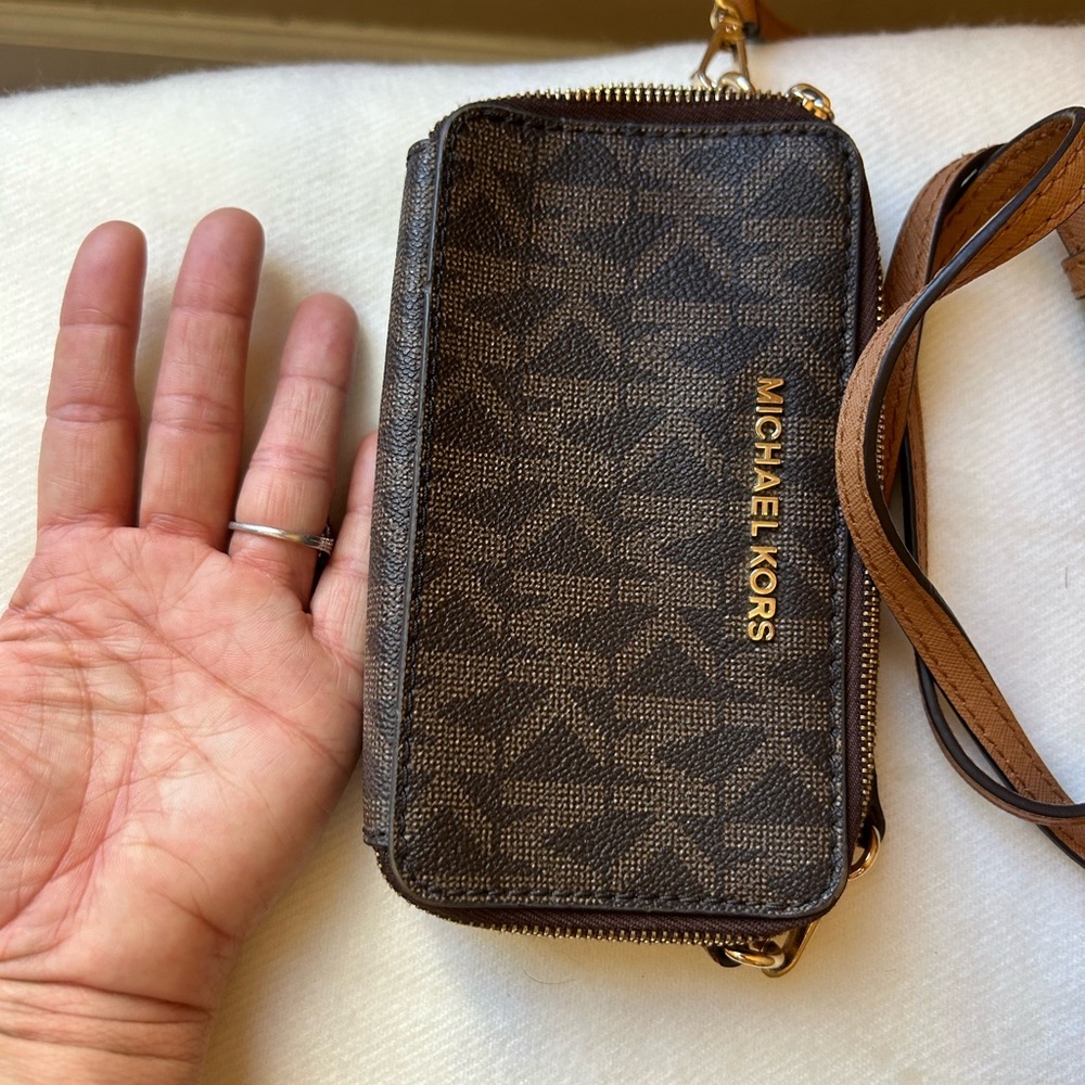 Side purse small but fits my iPhone 11 - Picture 2 of 5